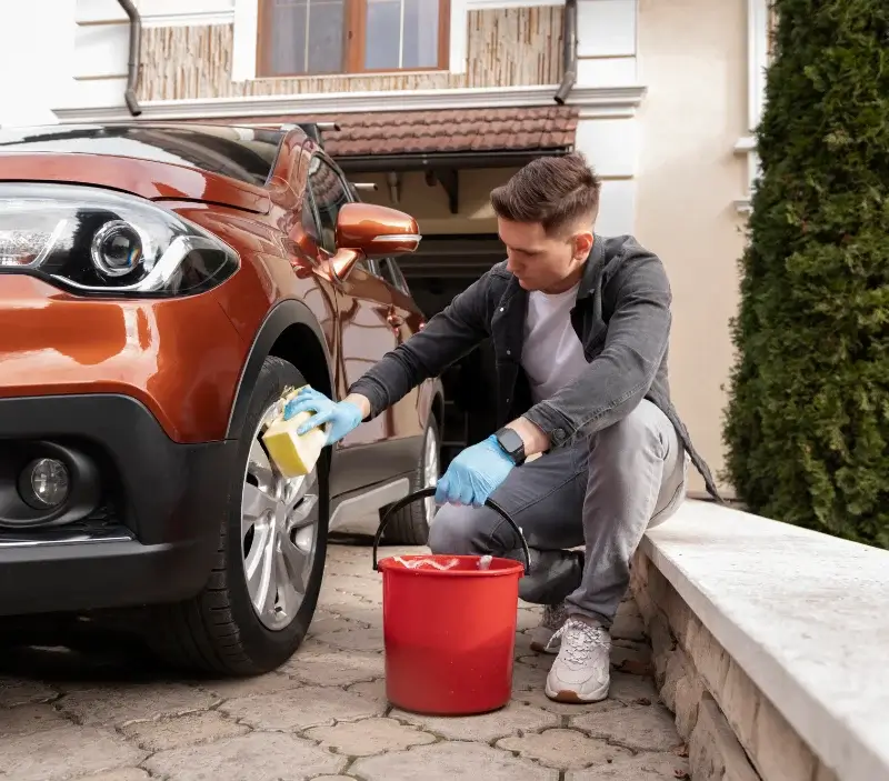 Lavage auto à domicile Mazerat-Aurouze : professionnel intervenant sur un véhicule